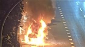 國1火燒車！車輛遭大火吞噬　3人嚇壞逃生