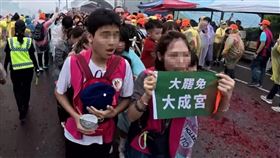 聲量看政治：她只是舉起一面罷免旗，卻成國民黨鬥爭的對象，這是罷免投票前所有人都可能經歷的考驗。（圖／翻攝自聲量看政治粉專）