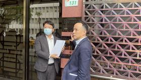 ▲芝蔴村文教董事長在律師陪同下，赴北檢對週刊提告加重誹謗。（圖／翻攝畫面）