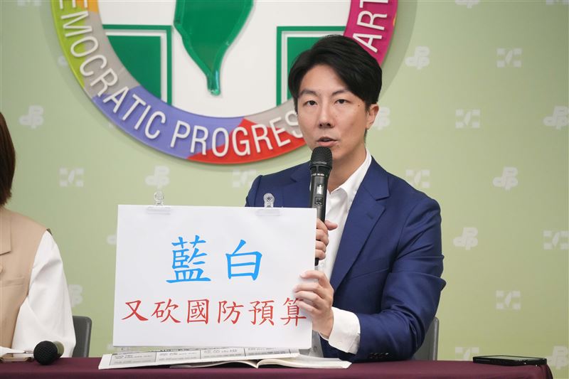 民進黨發言人吳崢召開「藍白亂國會週年,親中毀台刪國防!」 記者會。(圖/民進黨提供)