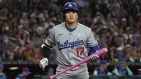 ▲大谷翔平母親節帶著粉色球棒、裝備上場。（圖／路透社／達志影像）