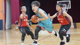 ▲FLYING趙岩佐（中）今天繳出全能數據。（圖／U19籃球聯盟提供） 