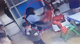 台中，豐原，托嬰中心爆虐童，用力拖拉女童摔地、用力搖晃頭部， 家長指控社會局(圖／翻攝畫面)