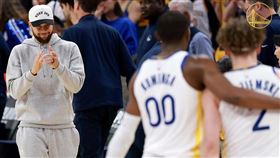 ▲金州勇士一哥柯瑞已經連2戰無法上陣，但都來到場邊觀戰。（圖／翻攝自X平台 @Warriors）