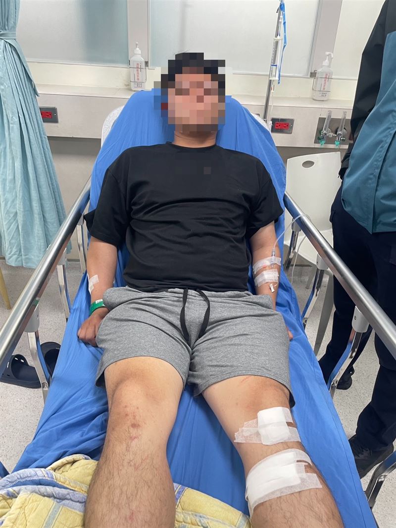 警方在羅東某醫院內逮捕逃犯。(圖/翻攝畫面)