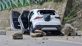 泰安落石，坍方，砸毀3車，10噸巨石擋路，苗62線交通全斷(圖／村長劉永國提供)