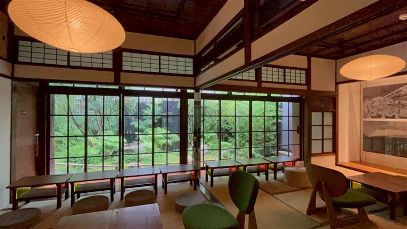 「箱庭 山本屋」木造的老屋建築彷彿是在山林裡的休憩處，大片的落地窗則將室外美景盡收眼底。（圖／品牌業者提供）