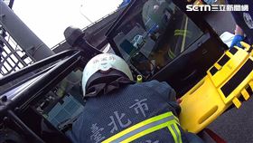 ▲國道一號南下17公里處發生賓士休旅車自撞護欄事故。（圖／翻攝畫面）