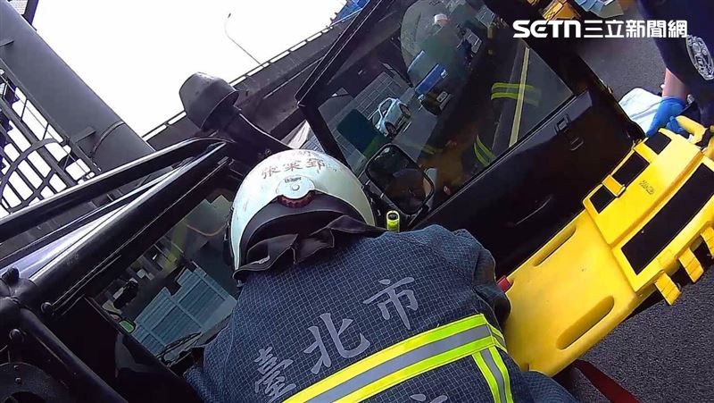 新／國1驚傳自撞事故　駕駛命危送醫搶救