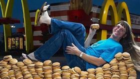 戈斯克是大麥克的「終極粉絲」，自1972年首次品嚐大麥克後就愛上它的美味，持續長達53年將大麥克視為主食。（圖／翻攝百度百科）