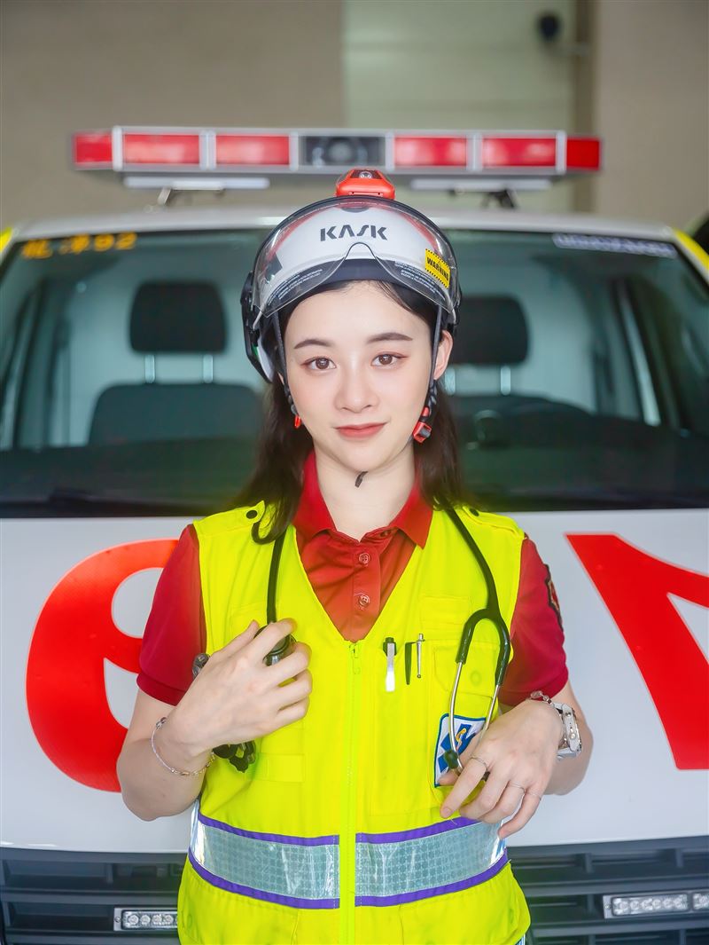 有著一雙大眼的尤詩妤已在第一線服務9年。(圖/桃園市消防局提供)