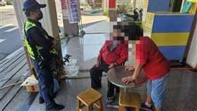 花蓮縣一名何姓男子（87歲）為了想要吃到正港的屏東豬腳，日前獨自騎車200多公里遠赴屏東，不料於回程途中騎車自摔，他原本還想繼續騎車上路，直到警方聯繫到他的家屬南下到場勸說，何男才同意搭車回家。