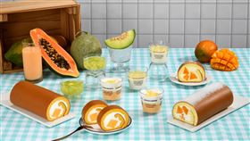 亞尼克生乳捲聯手統一木瓜牛乳推生乳捲，同場水果盛典新鮮芒果領軍，哈密瓜、白桃等甜點繽紛登場。（圖／品牌業者提供）