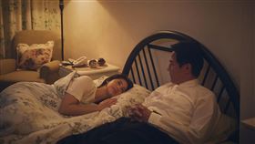 ▲大愛劇《院長爸爸》戴立忍與莫允雯的深情對戲。（圖／大愛提供） 