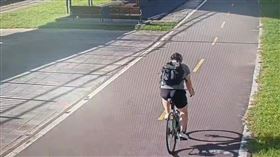 ▲顏男騎單車行經河濱公園時撞死顏姓男子。（圖／翻攝畫面）