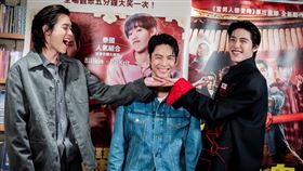 ▲林柏宏（中）和BKPP重現電影中經典的手托下巴「嗚嗚」畫面。（圖／金盞花大影業提供） 