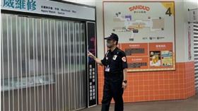 高雄三多商圈捷運內的手機店，遭男賊偷取5支手機逃脫，警方正調閱監視器追捕。（圖／翻攝畫面）