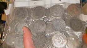 亞歷克斯整理後，陸續找到銀幣、首飾等珍貴物品。（圖／翻攝自alex推特） 