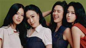 鍾麗緹和三個漂亮女兒合照。（圖／翻攝自IG @yasmineross_
）