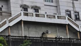 王羽離世之後豪宅轉售，但至今無人居住卻被猴子霸佔。（圖／翻攝自劉芯彤臉書）