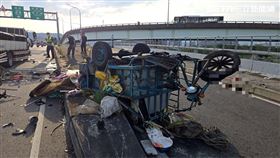 ▲新北市浮洲橋發生小貨車追撞前方回收車事故。（圖／翻攝畫面）