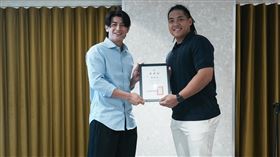 ▲陳傑憲將職棒工會理事長交接給吉力吉撈・鞏冠。（圖／中華職棒球員工會提供）