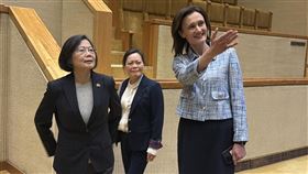 蔡英文訪立陶宛  立陶宛前議長親自導覽前總統蔡英文（左）今天參訪立陶宛國會大樓，由立陶宛議員、前國會議長希米利特（右）親自導覽。希米利特於2020年至2024年間擔任國會議長，任內多次公開表達對台灣民主、自由及國際參與的支持。中央社記者游堯茹維爾紐斯攝  114年5月12日