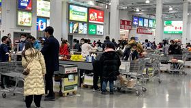 避免人群聚集  上海好市多啟動人流限制為避免人群聚集造成感染新型冠狀病毒肺炎的風險，上海好市多（Costco）啟動1000人的人流限制。圖為23日的結帳區。中央社記者沈朋達上海攝  109年2月24日