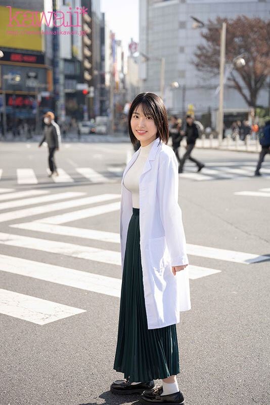 日本IQ140科學家涼音留衣決定前進AV界,找年輕的男優學術研究,想知道更多有關「性」的事。(圖/翻攝自劇照)