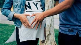 交往2月女友喊懷孕還催婚　他驚：怪怪的