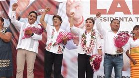 墨西哥爆當街槍殺，女市長候選人賴拉（右三）中彈身亡。（圖／翻攝賴拉臉書）