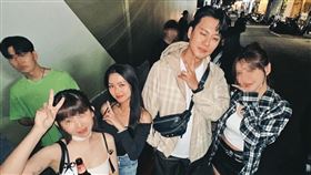 李唯楓（右二）大方認愛Min（左三）後，小倆口會一起出席朋友聚會。（翻攝自李唯楓IG)