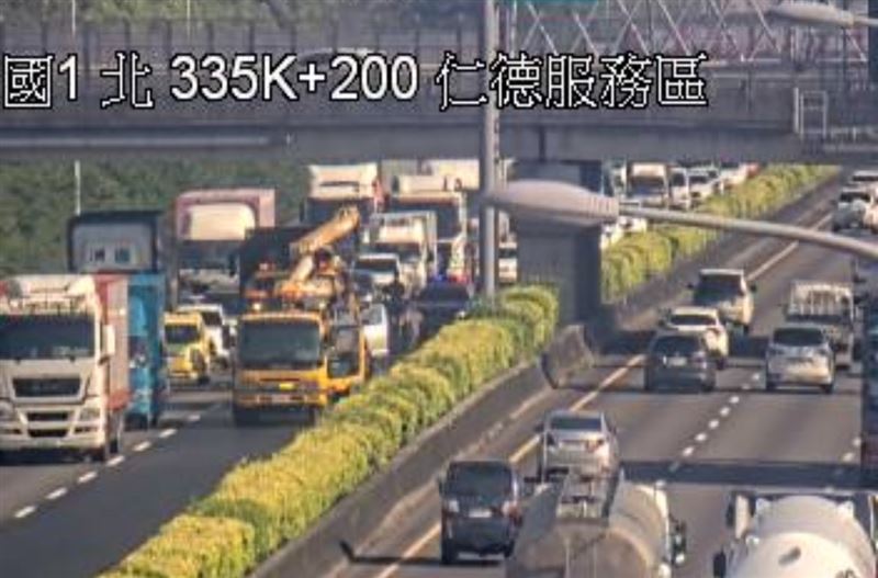 國道一號南向334.5公里處，今天（13）上午發生4車追撞事故。（圖／翻攝自高公局官網）