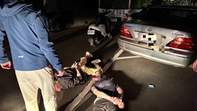 警方逮捕衝撞歹徒的現場。（圖／翻攝畫面）