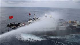 海巡署發現中國籍漁船違法進入我國海域，以「強勢水砲」驅離。（圖／翻攝海巡署長室 Coast Guard）