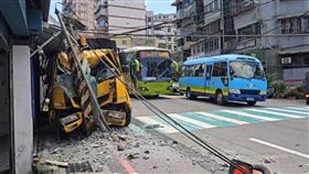 基隆市培德路一台垃圾車不明原因衝撞民宅。（圖／翻攝畫面）