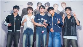 男團天狼星成員左起泥秋、小潘（潘永安）、正耀、陳永勛、阿諺（林泓諺）出席諞香氛品牌「Soothe時氛」一日店長活動（圖／Soothe時氛提供）