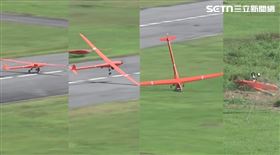 ▲陸劍二防空飛彈靶機升空，準備起飛滑出跑道就偏移摔到草地。（組合圖／翻攝畫面）