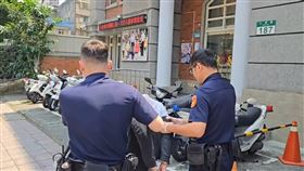 新北永和警追捕毒品通緝犯，過程中釀員警受傷送醫。（圖／翻攝畫面）