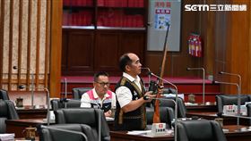 高雄議會上秀出獵槍，為史上頭一遭。（圖／翻攝畫面）