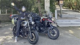 李懿騎重機環日。（圖／經紀人提供）