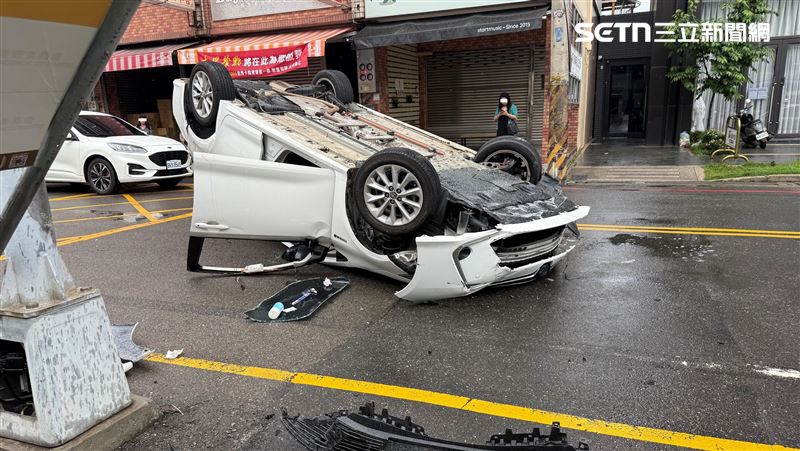 撞公車站牌烏龜翻！男辯分心肇事酒測漏餡