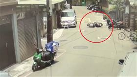 新北騎士陳男疑身體不適，連人帶車摔倒在地、送醫不治。（圖／翻攝畫面）