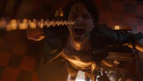 ▲預告曝光刺青師的鼻環被電扇勾住、整個人懸掛在火海上的片段，導演證實「那是真的火！」。（圖／華納兄弟提供） 