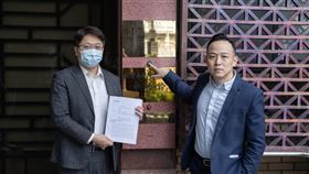 芝蔴村文教遭爆捲股東糾紛等，今委任律師團隊前往北檢提告。（圖／翻攝畫面）