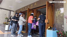 聲援的剴剴戰士們陸續進入旁聽。（圖／記者莊淇鈞攝影）