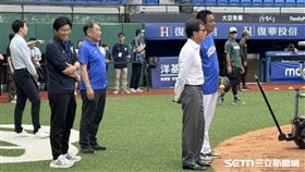 ▲富邦悍將董事長親自到場並和陳金鋒在賽前「悄悄話」。（圖／記者黃耿誼攝影）