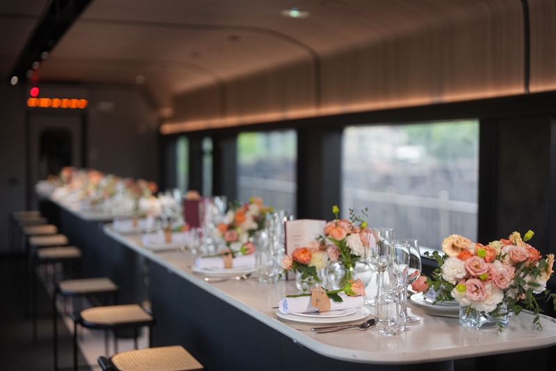 台鐵旗下美學觀光列車「鳴日廚房」與君品Collection跨界合作，推出全球首創「鐵道婚禮專車」服務，重新定義現代高訂婚宴。（圖／雲品國際提供）