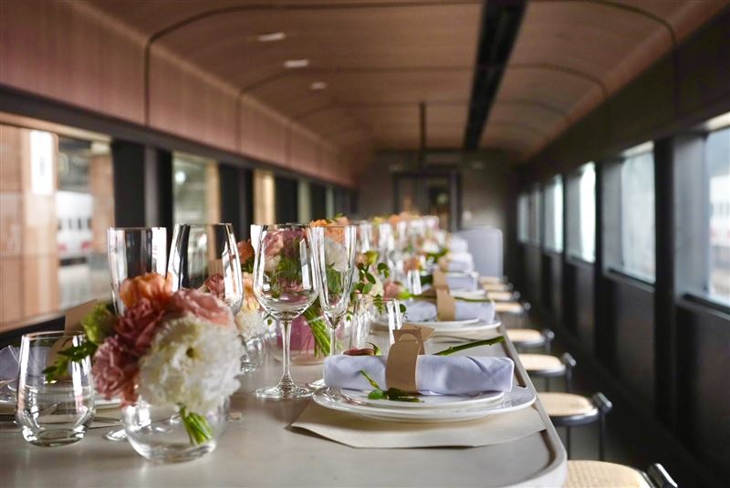 雲品國際與雄獅旅遊將鳴日廚房升級成為全世界第一輛「鐵道婚禮專車」。（圖／雲品國際提供）