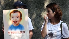 剴剴案宣判  民眾落淚（2）保母劉彩萱、劉若琳涉嫌虐死1歲男童「剴剴」，台北地院國民法官法庭13日判處劉彩萱無期徒刑、劉若琳18年徒刑。可上訴。院外的民眾聽判後擦拭淚水。中央社記者吳家昇攝  114年5月13日